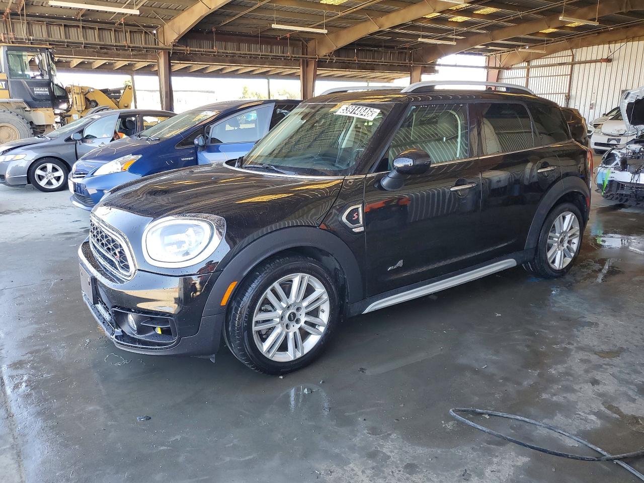 2018 MINI Countryman Cooper S, VIN WMZYT5C36J3E60005 — Днище
