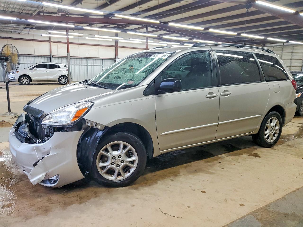 2005 Toyota Sienna LE, VIN 5TDBA23C75S052768 — Front end