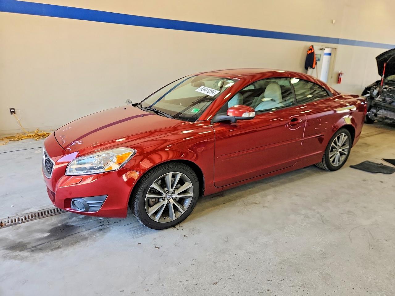 2011 Volvo C70, VIN YV1672MC6BJ108085 — Side