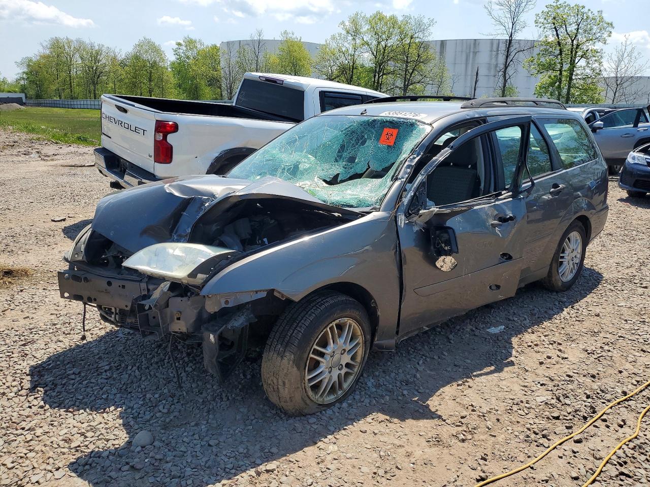 2005 Ford Focus SE, VIN 1FAHP36N45W250645 — Front end