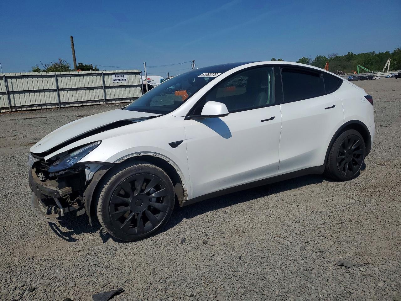 2021 Tesla Model Y Long Range, VIN 5YJYGAEE3MF136901 — Front end