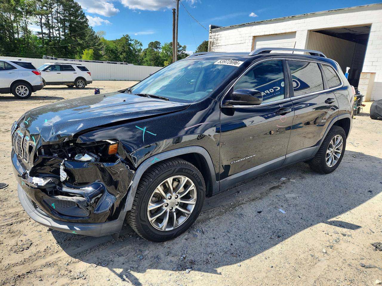 2019 Jeep Cherokee Latitude Plus, VIN 1C4PJLLB4KD143961 — Front end