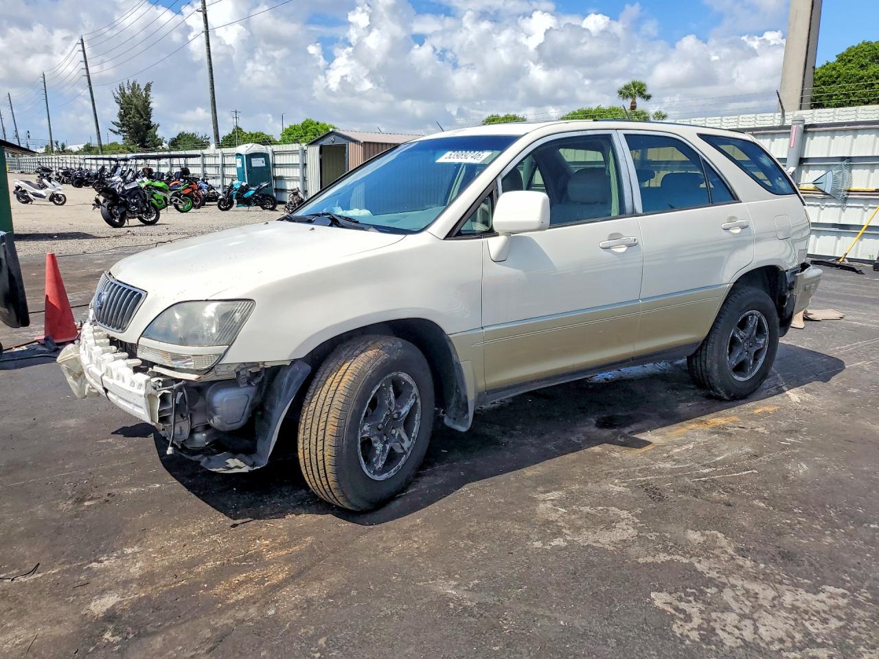 2000 Lexus RX 300, VIN JT6GF10U2Y0065831 — Front end