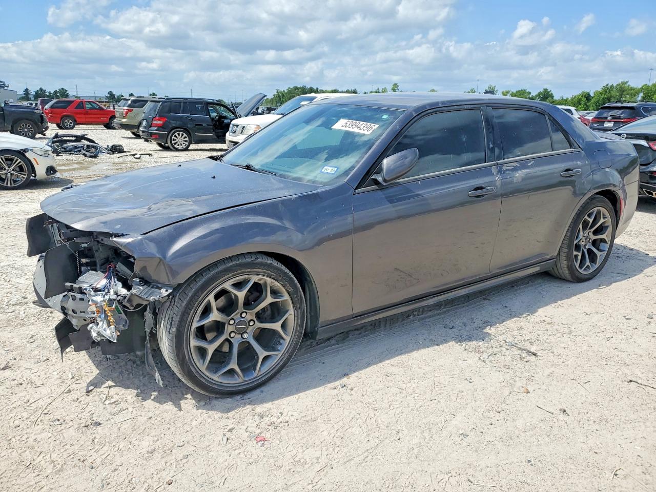 2017 Chrysler 300 S, VIN 2C3CCABGXHH668940 — Перед