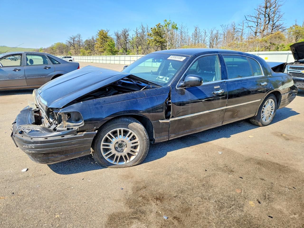 2011 Lincoln Town Car Executive L, VIN 2LNBL8EV5BX754434 — Front end