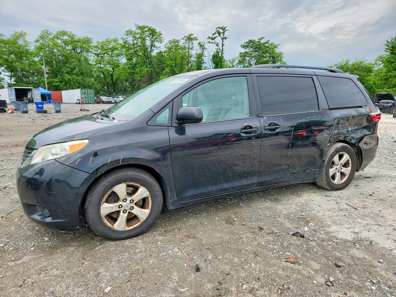 2015 Toyota Sienna LE, VIN 5TDKK3DC8FS604717 — Side