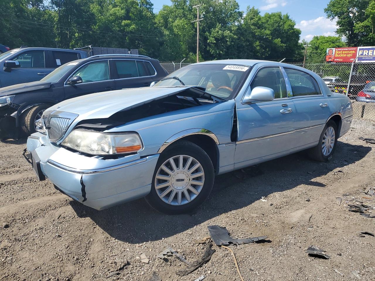 2011 Lincoln Town Car Signature Limited, VIN 2LNBL8CVXBX761074 — Front end