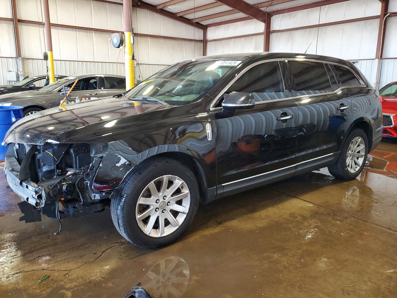 2015 Lincoln MKT, VIN 2LMHJ5NK8FBL04482 — Front end