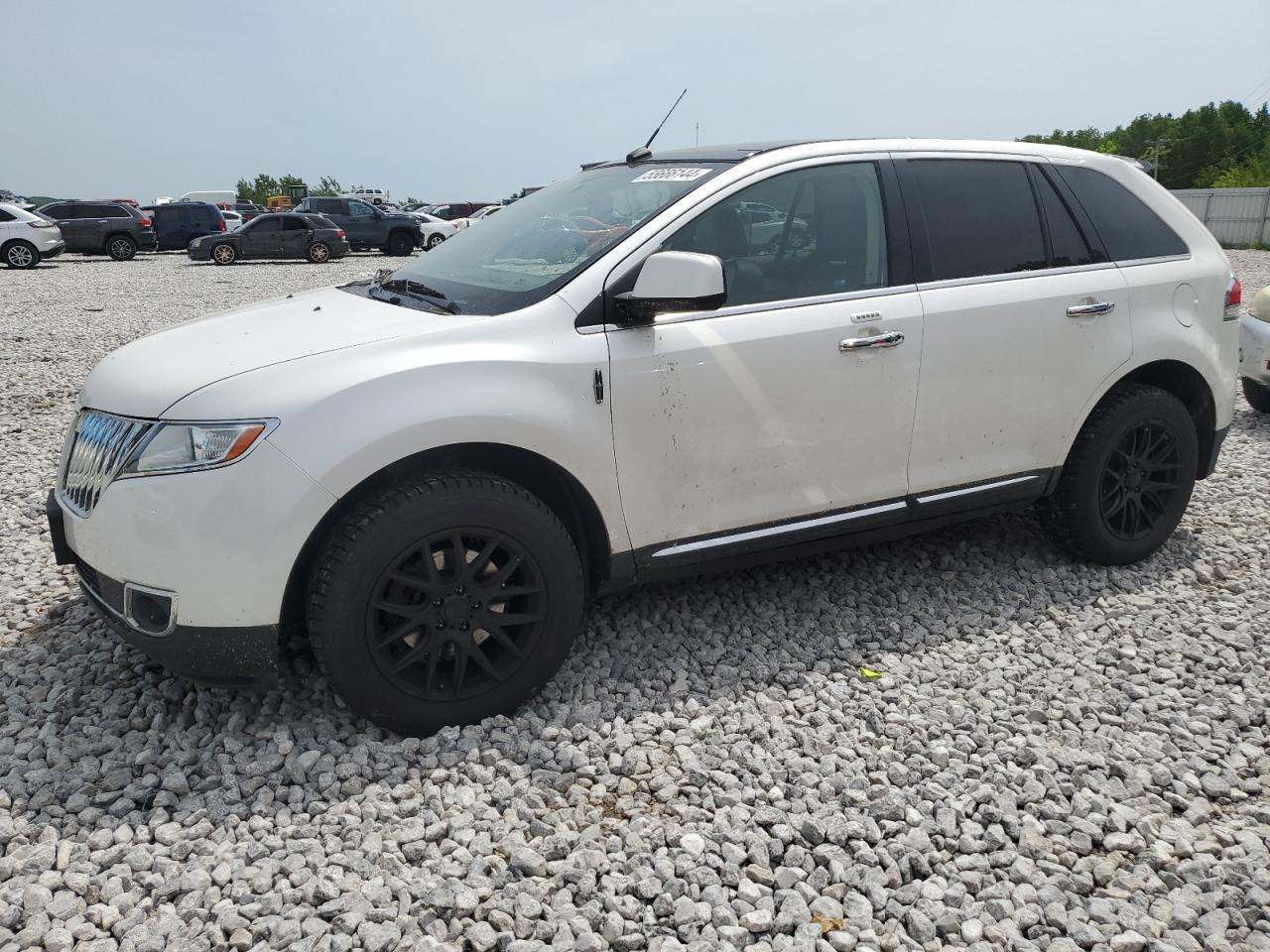2011 Lincoln MKX, VIN 2LMDJ8JK3BBJ02049 — Roof