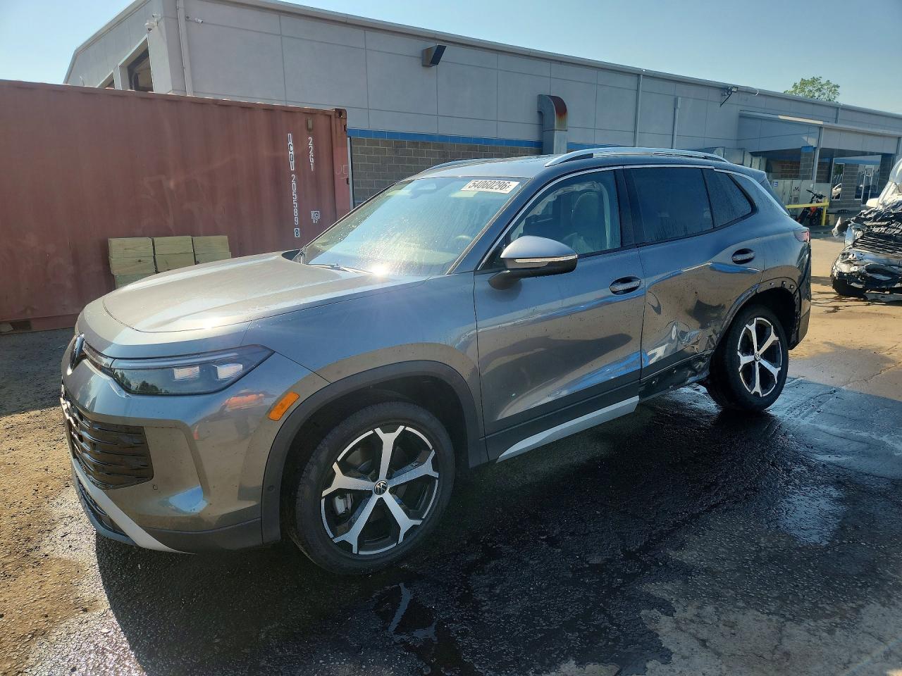 2025 Volkswagen Tiguan SE, VIN 3VVMR7RM8SM062110 — Бок