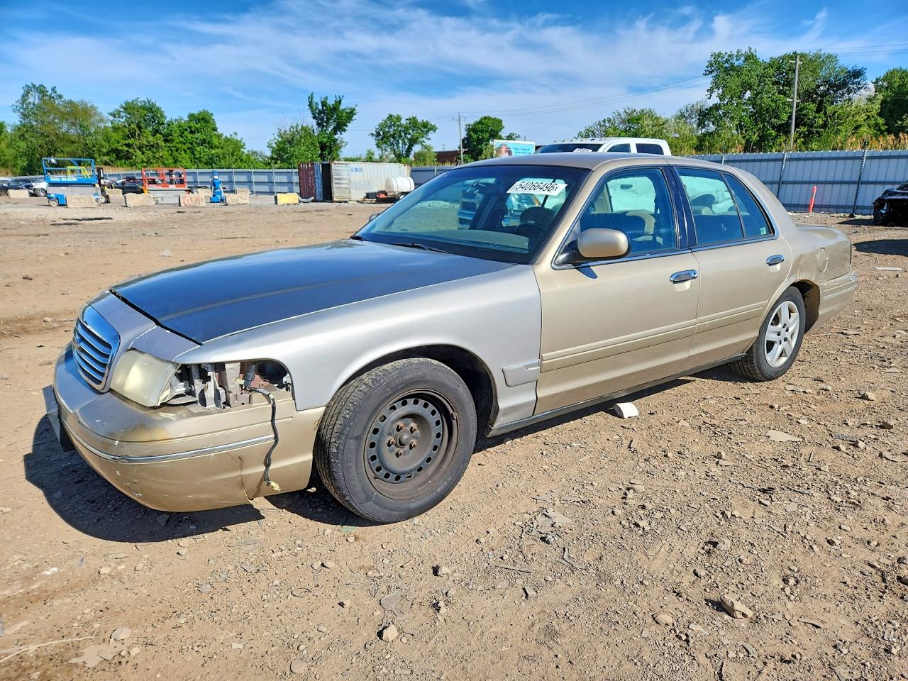 1999 Ford Crown Victoria, VIN 2FAFP73W5XX115810 — Front end