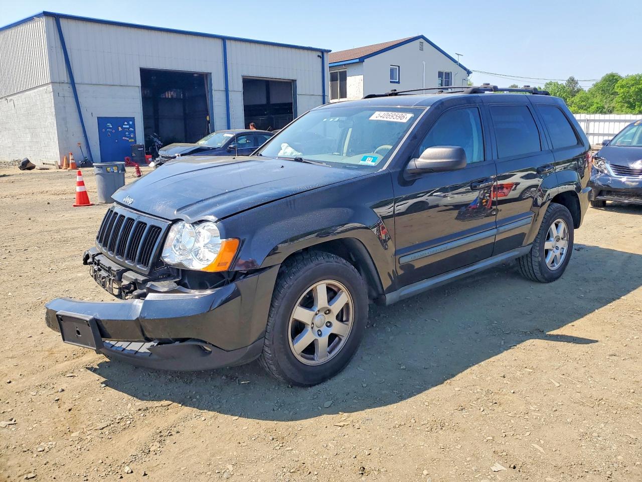 2008 Jeep Grand Cherokee Laredo, VIN 1J8GR48K08C238693 — Front end