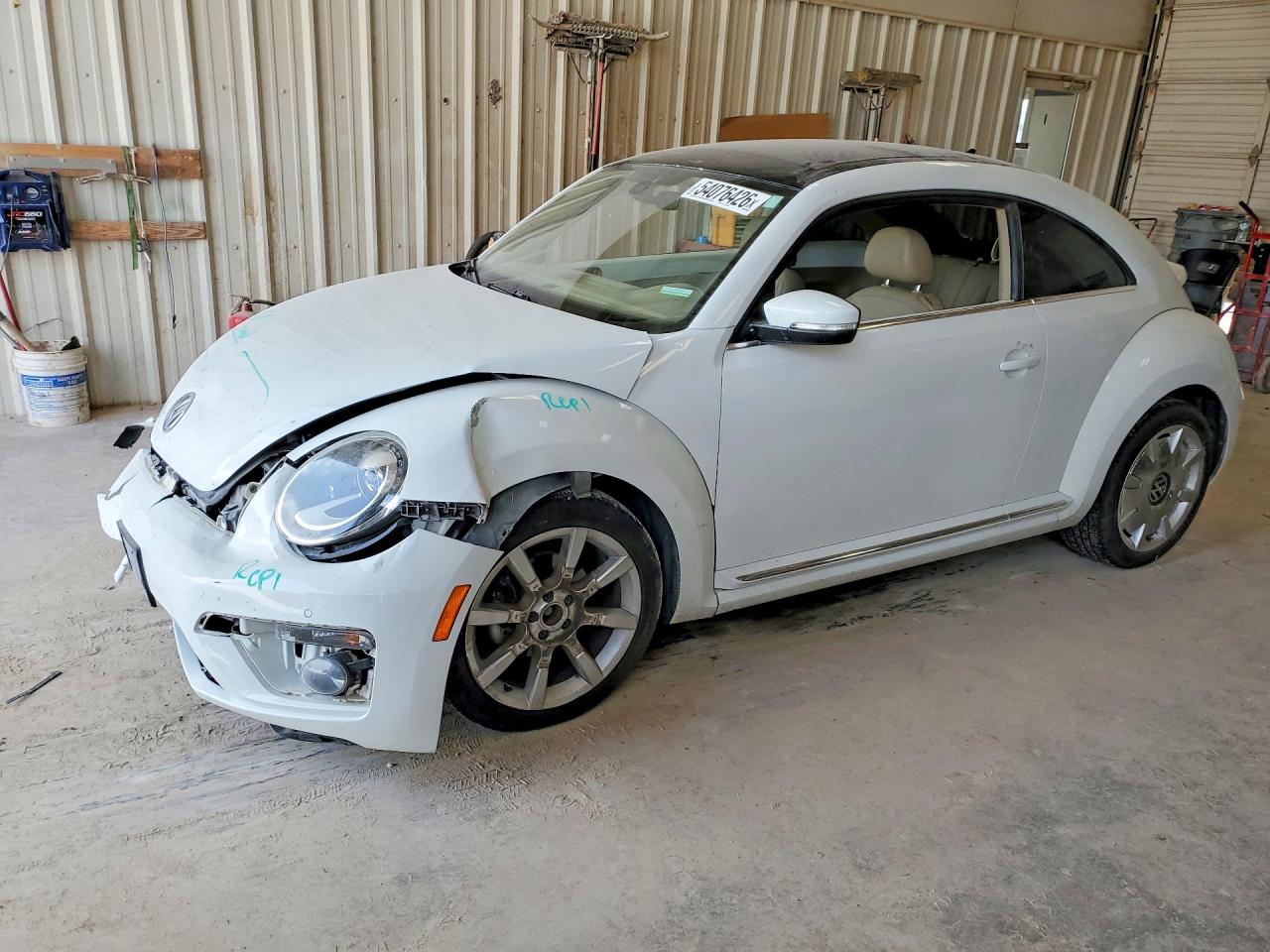 2019 Volkswagen Beetle SE, VIN 3VWJD7AT4KM708209 — Front end