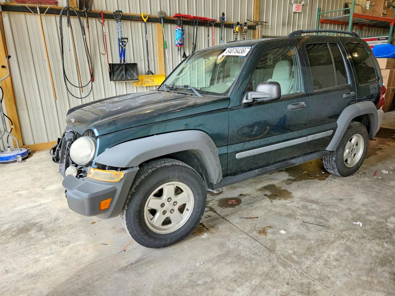 2005 Jeep Liberty Sport, VIN 1J4GK48K95W679013 — Перед