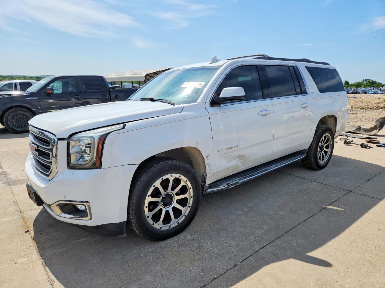 2016 GMC Yukon XL SLT, VIN 1GKS2GKCXGR321945 — Front end