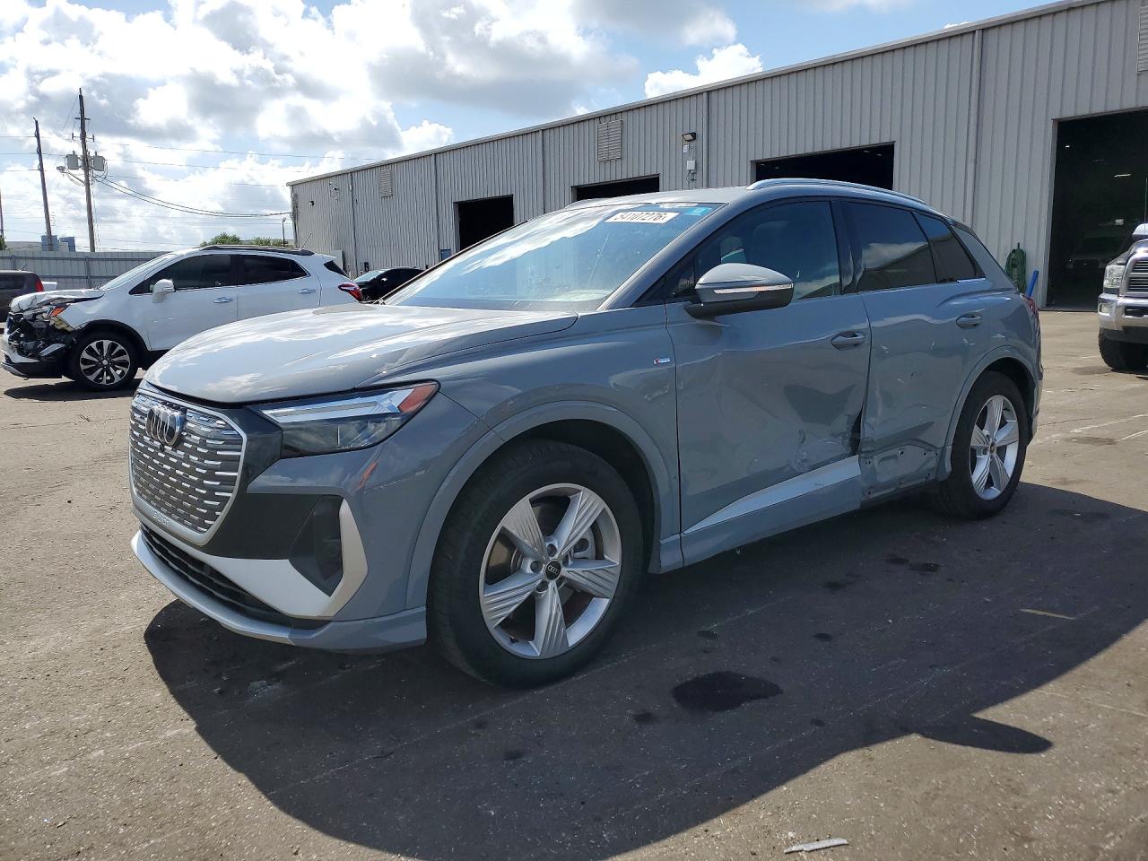 2024 Audi Q4 e-tron Premium, VIN WA1KUBFZ3RP053790 — Бок