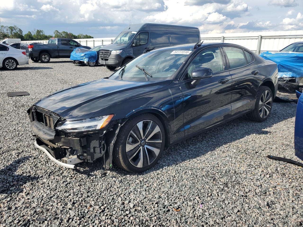 2022 Volvo S60 Momentum, VIN 7JRL12TZ1NG177642 — Front end