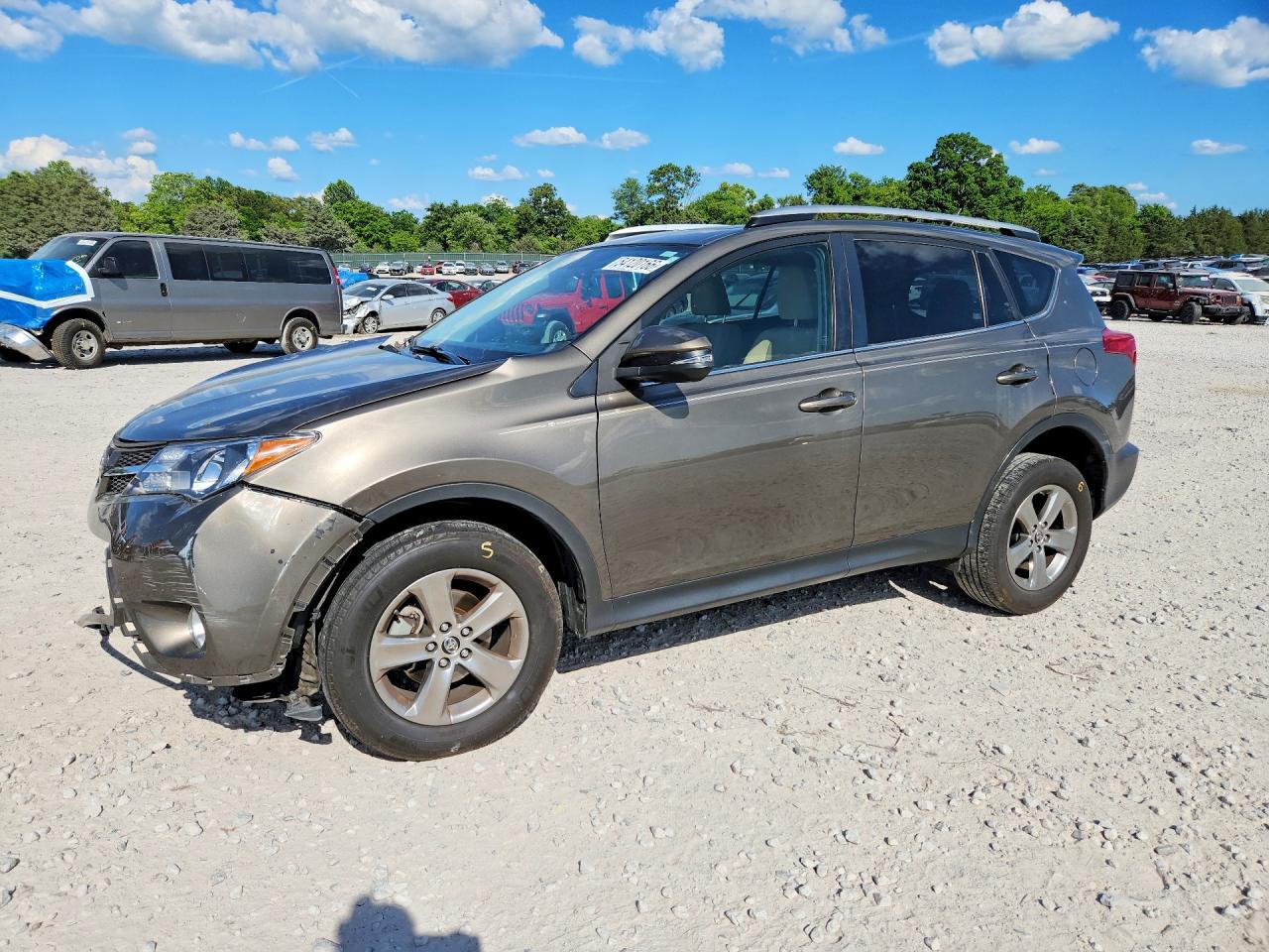 2015 Toyota RAV4 XLE, VIN JTMRFREV5FD139265 — Front end