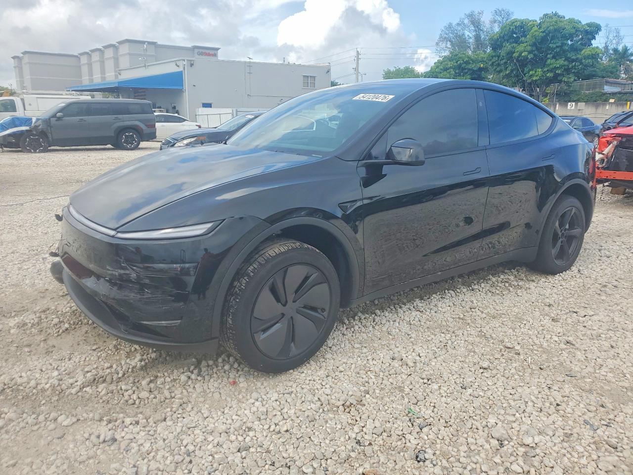 2026 Tesla Model Y Long Range, VIN 7SAYGDED0TA655752 — Бок