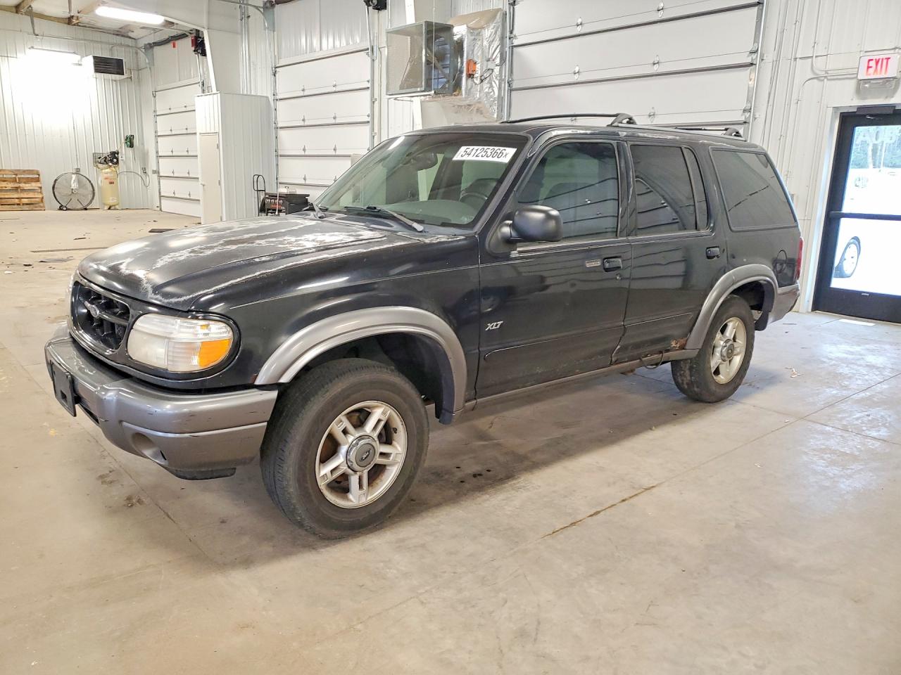 2000 Ford Explorer XLT, VIN 1FMZU73E9YZC09462 — Side