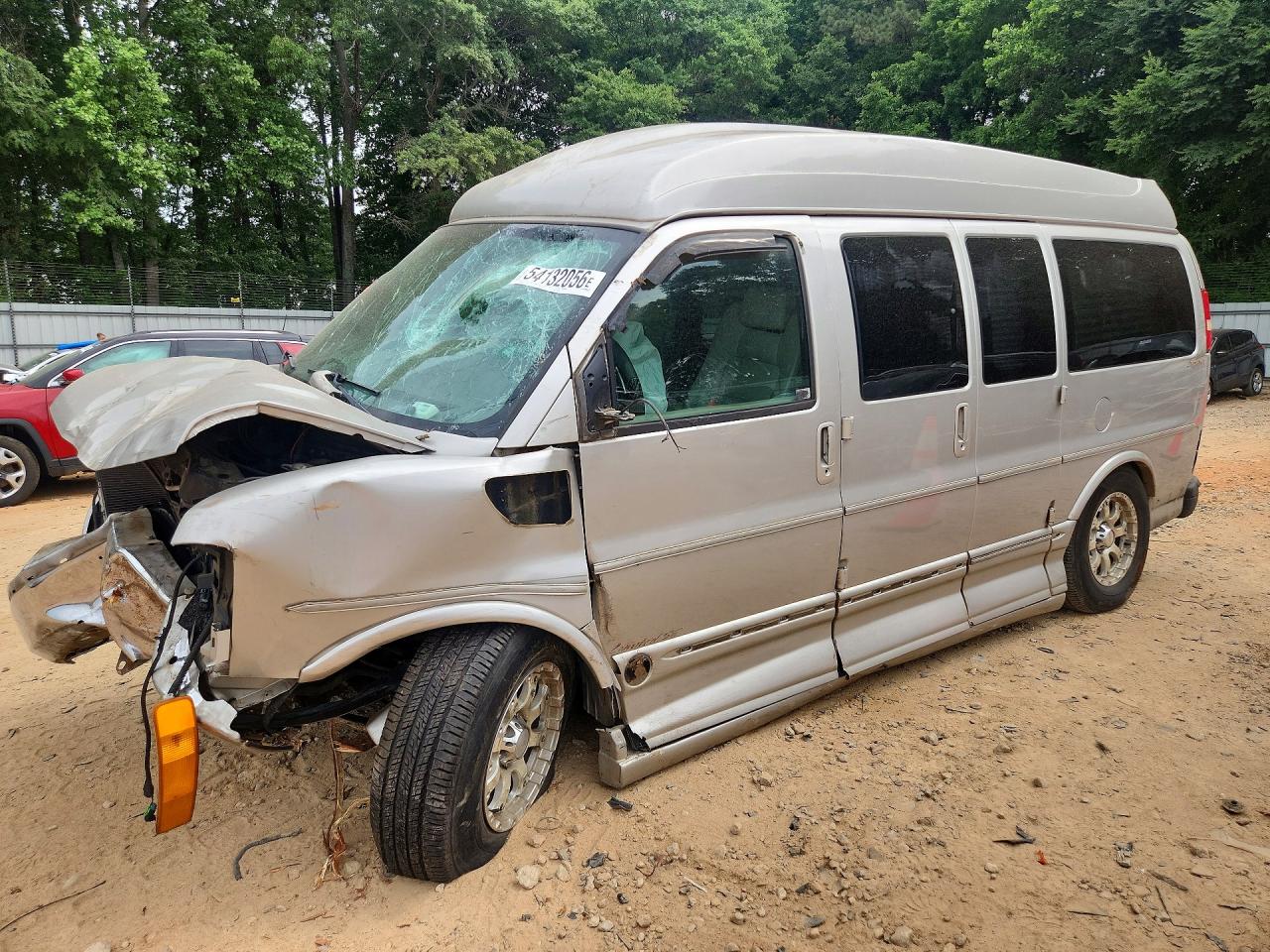 2008 GMC Savana, VIN 1GDFG154581232005 — Front end