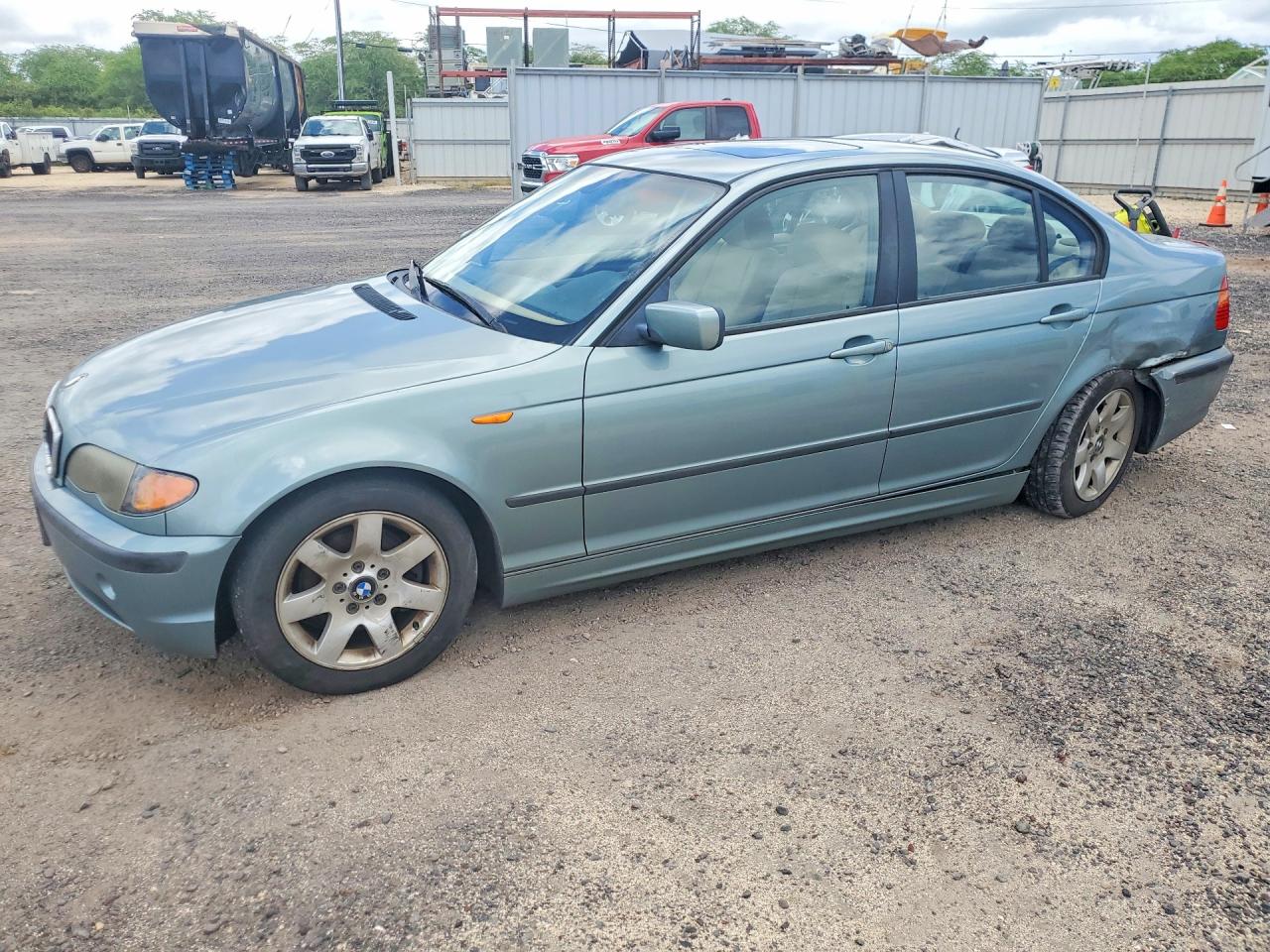 2005 BMW 3 Series 325i, VIN WBAEV33435KW19918 — Зад