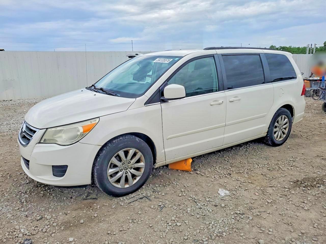 2012 Volkswagen Routan SE, VIN 2C4RVABG3CR392202 — Front end