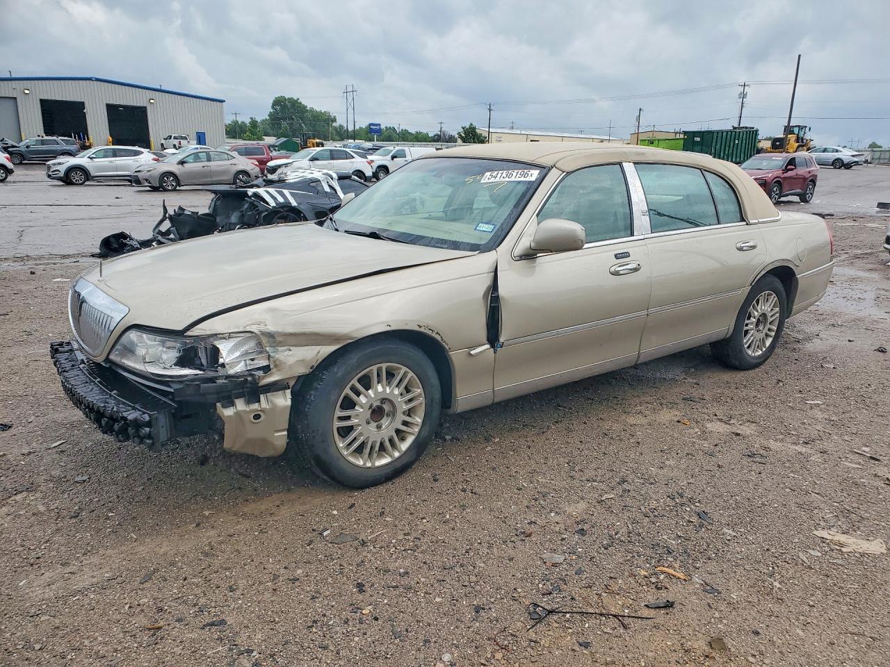 2011 Lincoln Town Car Signature L, VIN 2LNBL8FV3BX754639 — Front end
