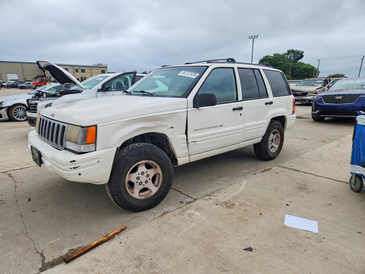 1998 Jeep Grand Cherokee Laredo, VIN 1J4FX48S0WC180083 — Front end