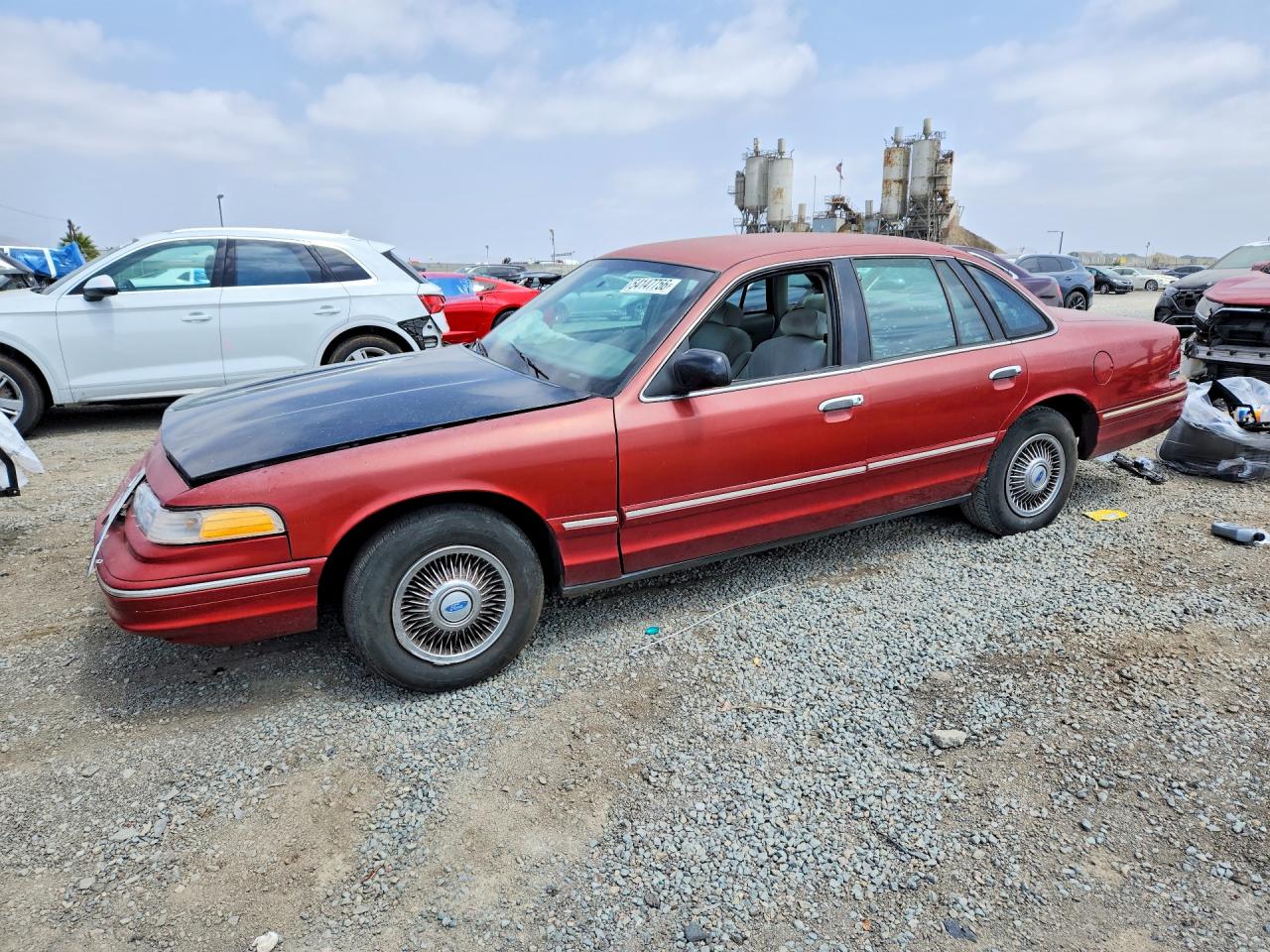 1997 Ford Crown Victoria, VIN 2FALP73W9VX113655 — Front end