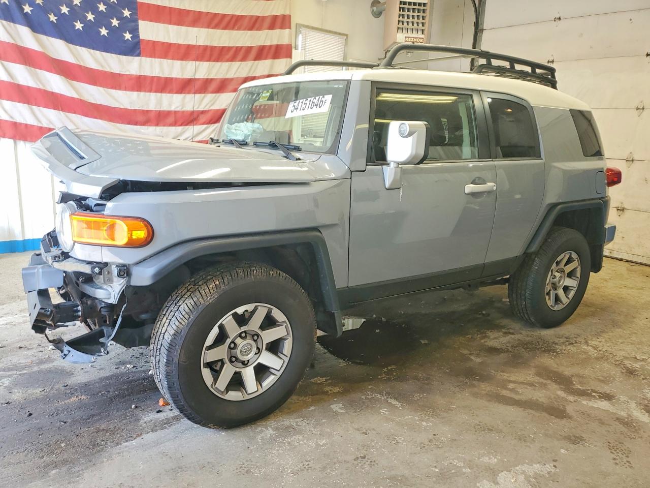 2014 Toyota FJ Cruiser, VIN JTEBU4BF3EK186792 — Front end