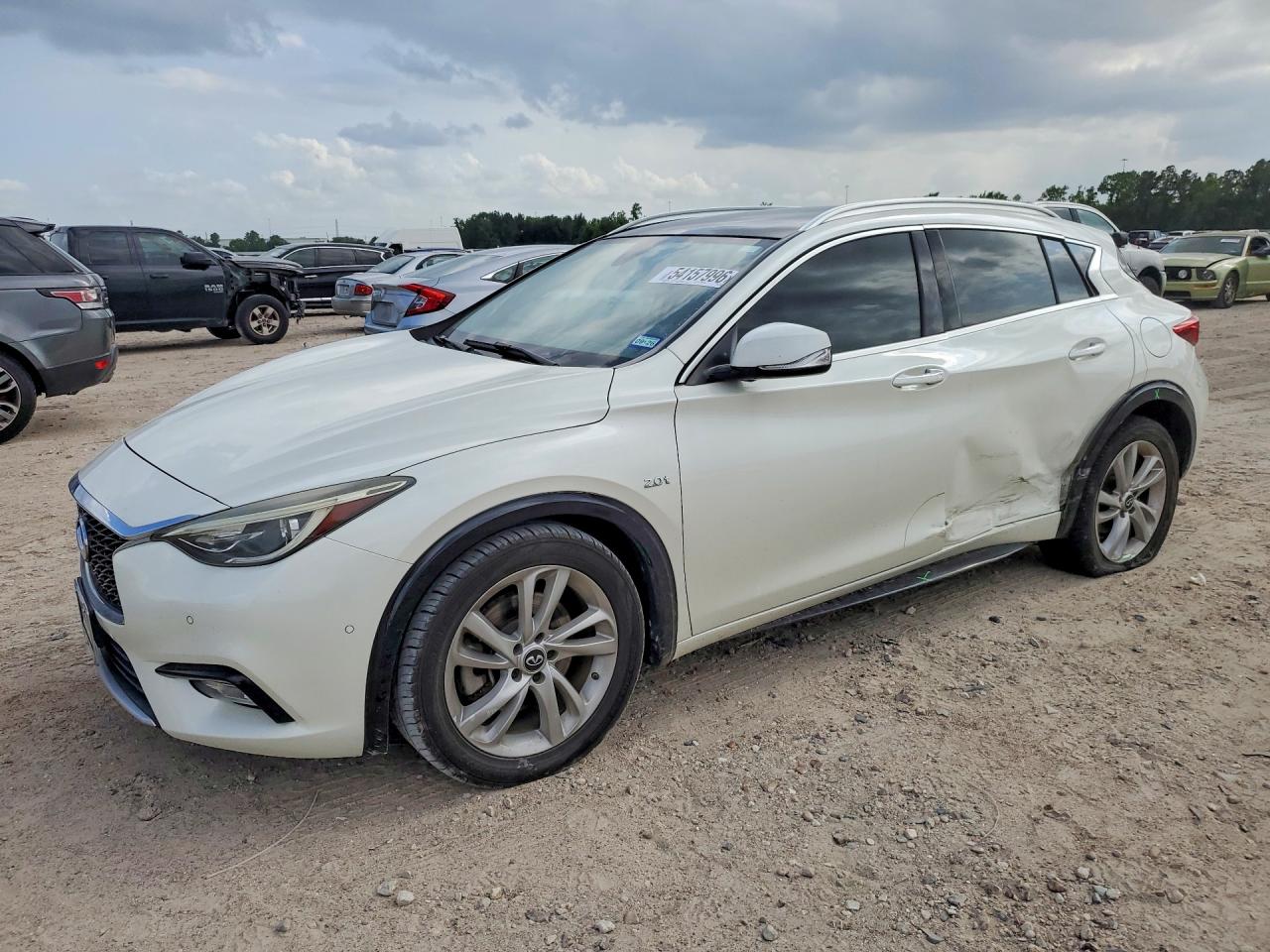 2017 Infiniti QX30 Luxury, VIN SJKCH5CP2HA036254 — Side