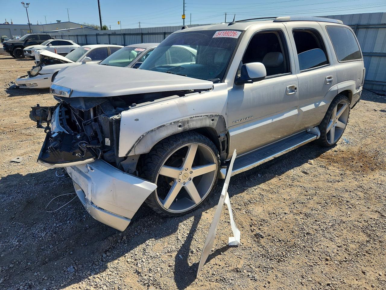 2005 Cadillac Escalade, VIN 1GYEC63TX5R180946 — Front end