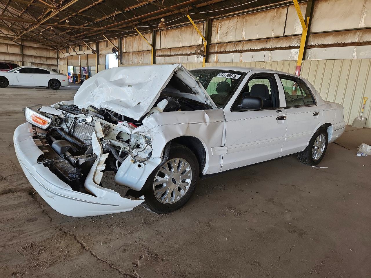 2005 Ford Crown Victoria LX, VIN 2FAFP74WX5X113031 — Front end