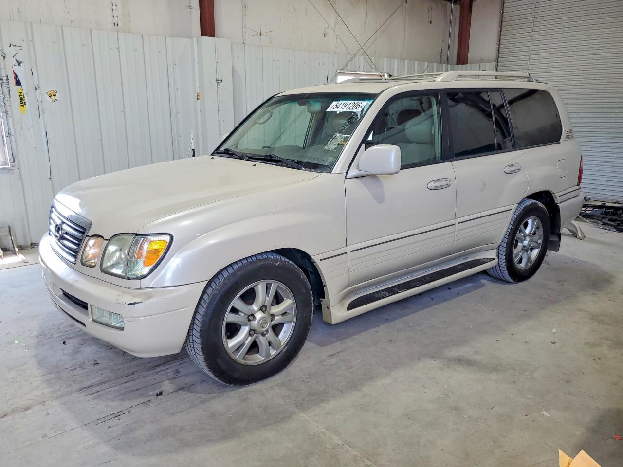 2004 Lexus LX 470, VIN JTJHT00W643546804 — Front end