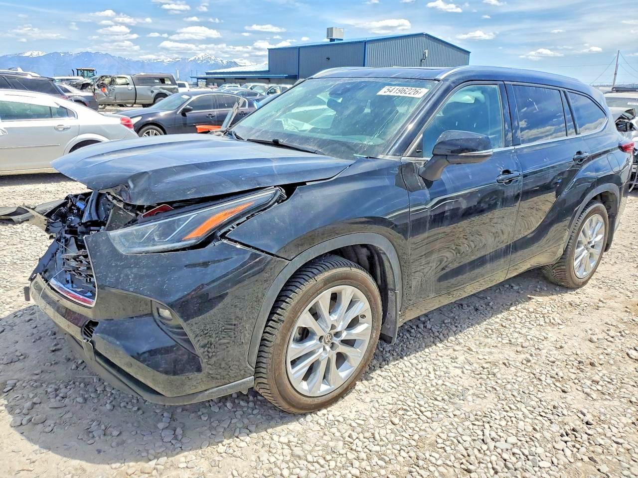 2021 Toyota Highlander Limited, VIN 5TDDZRBH8MS556509 — Front end
