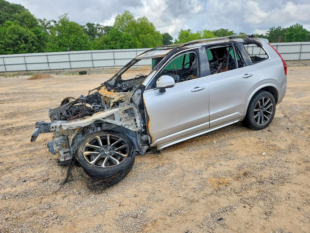 2017 Volvo XC90 Momentum, VIN YV4A22PKXH1109893 — Пожар