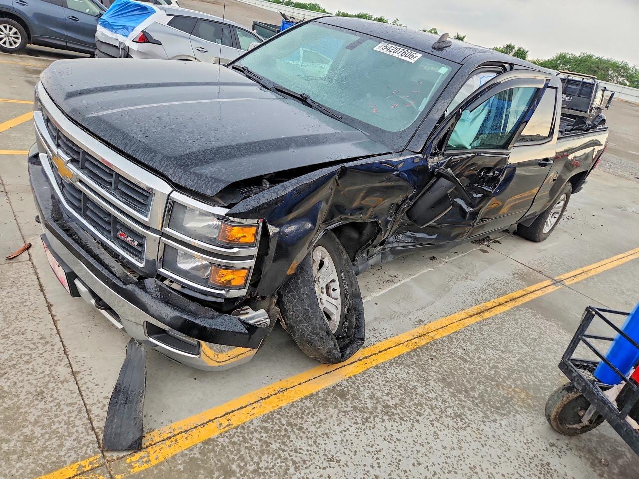 2015 Chevrolet Silverado 1500 LT, VIN 1GCUKREC4FF201974 — Side