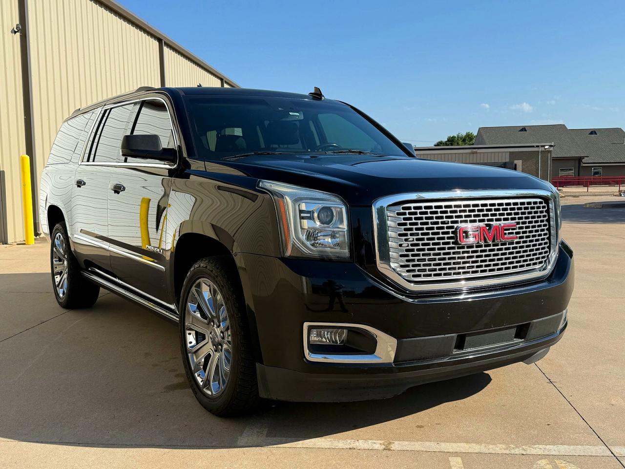 2016 GMC Yukon XL Denali, VIN 1GKS2HKJ3GR301508 — Minor dents and scratches