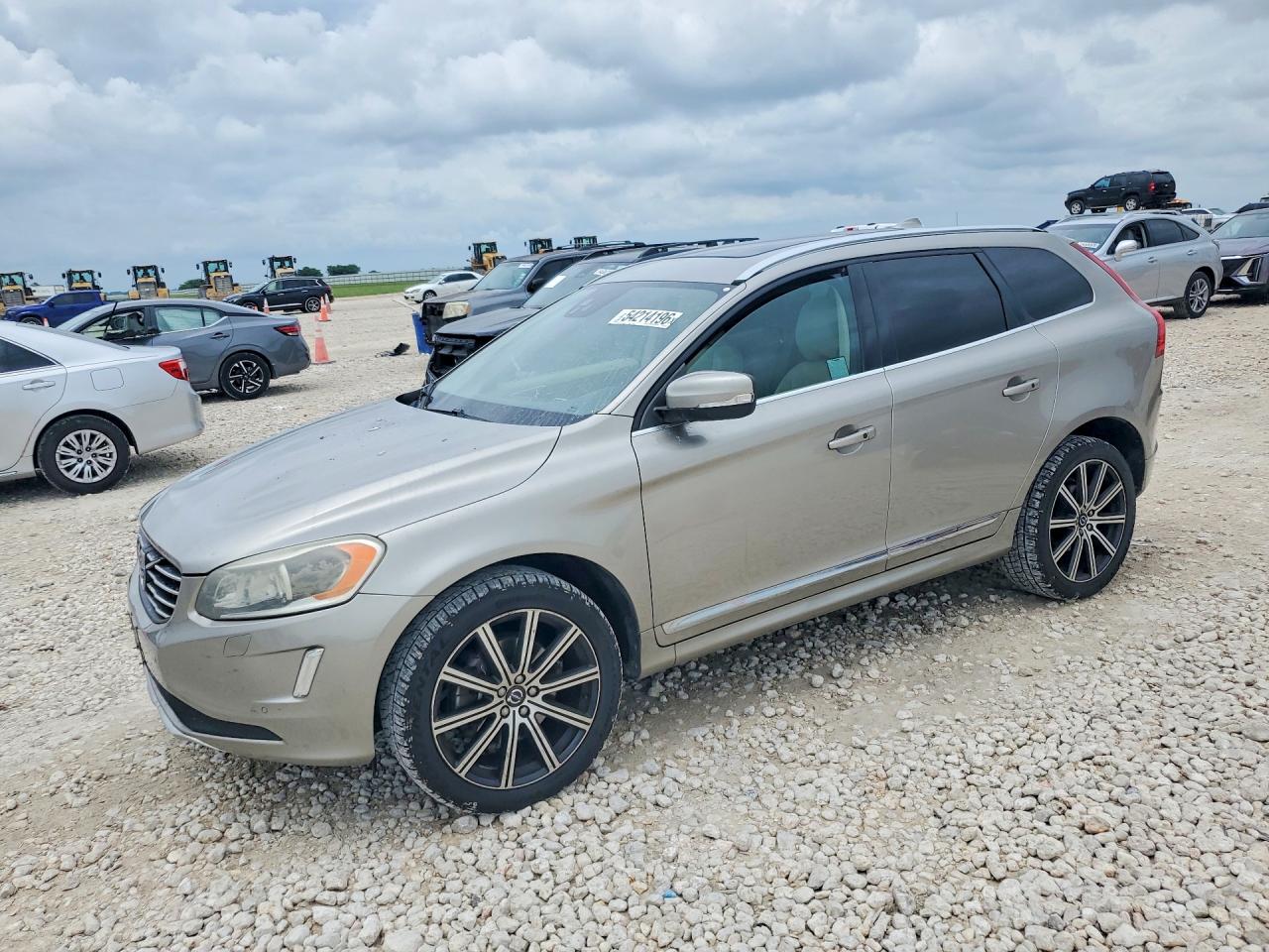 2015 Volvo XC60 T5 Drive-E Platinum, VIN YV440MDM0F2758923 — Minor dents and scratches