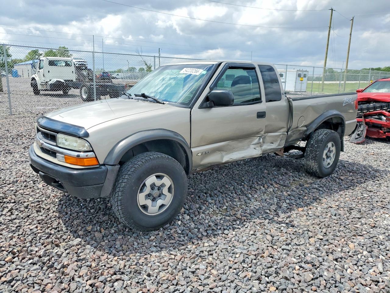2003 Chevrolet S-10 LS, VIN 1GCCT19X438230396 — Side