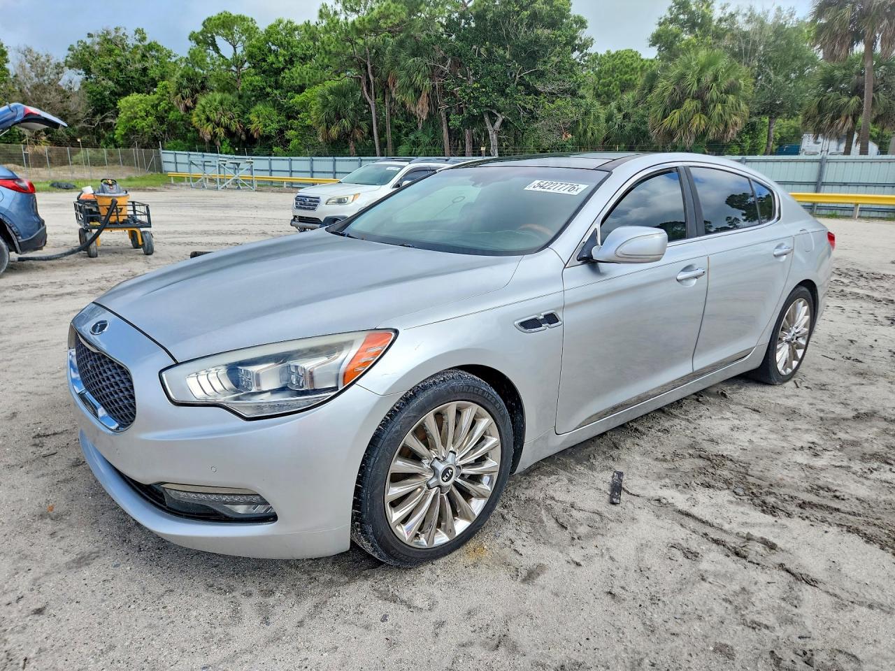 2015 Kia K900 Luxury, VIN KNALW4D43F6019306 — Minor dents and scratches