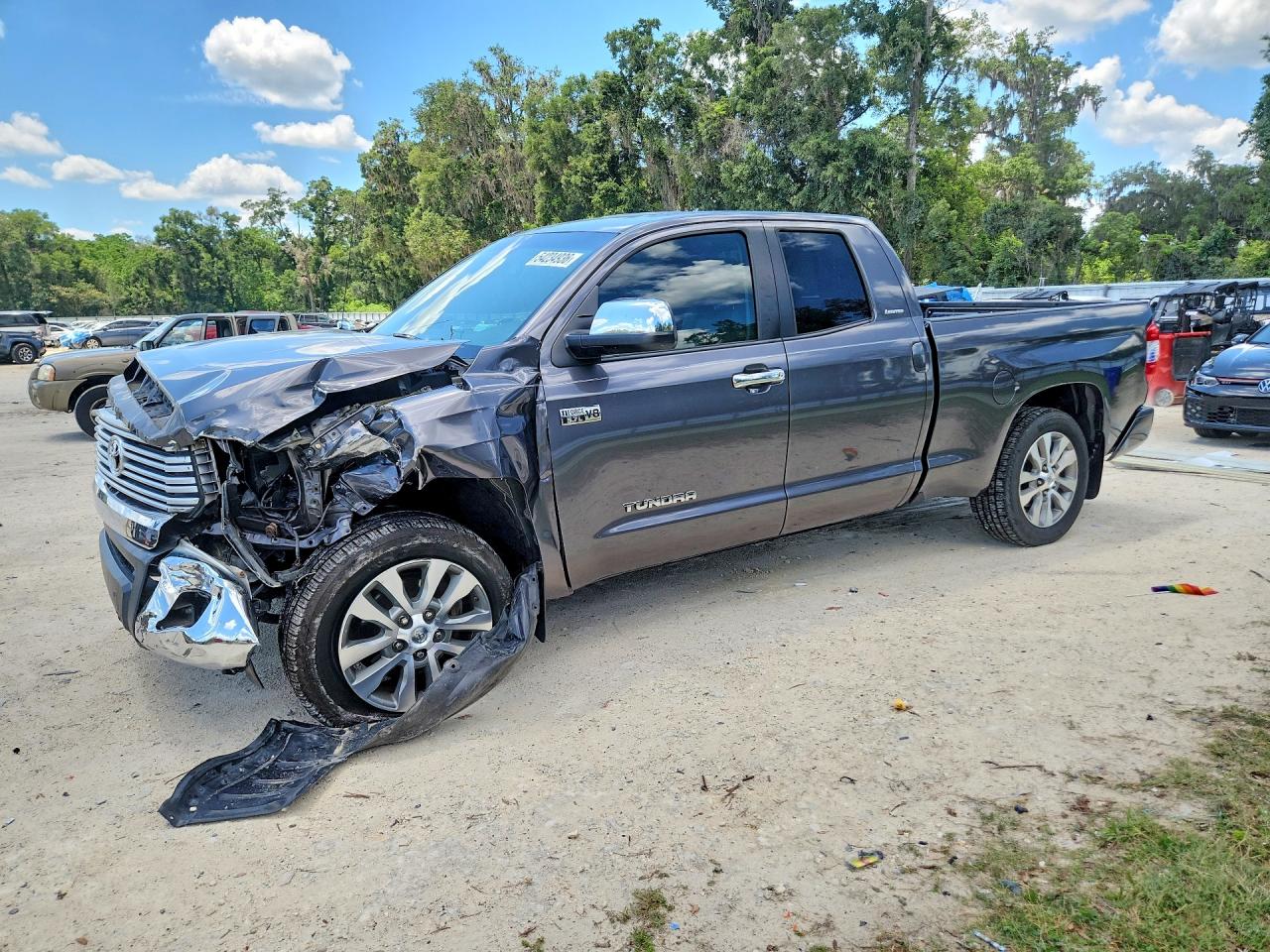 2017 Toyota Tundra Limited, VIN 5TFSW5F16HX229080 — Перед