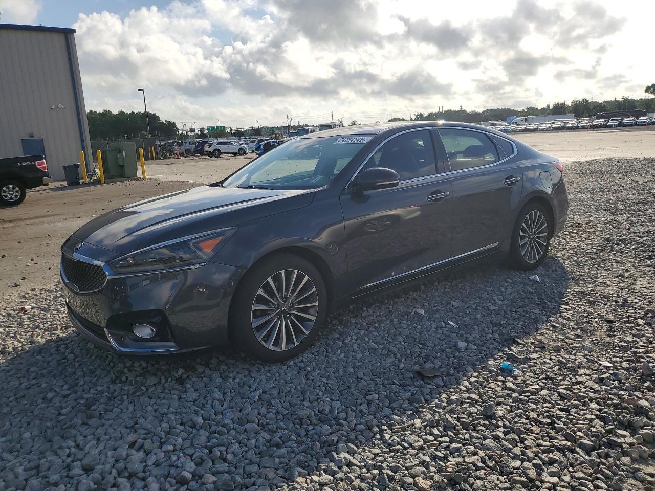 2018 Kia Cadenza Premium, VIN KNALB4J15J5120593 — Minor dents and scratches