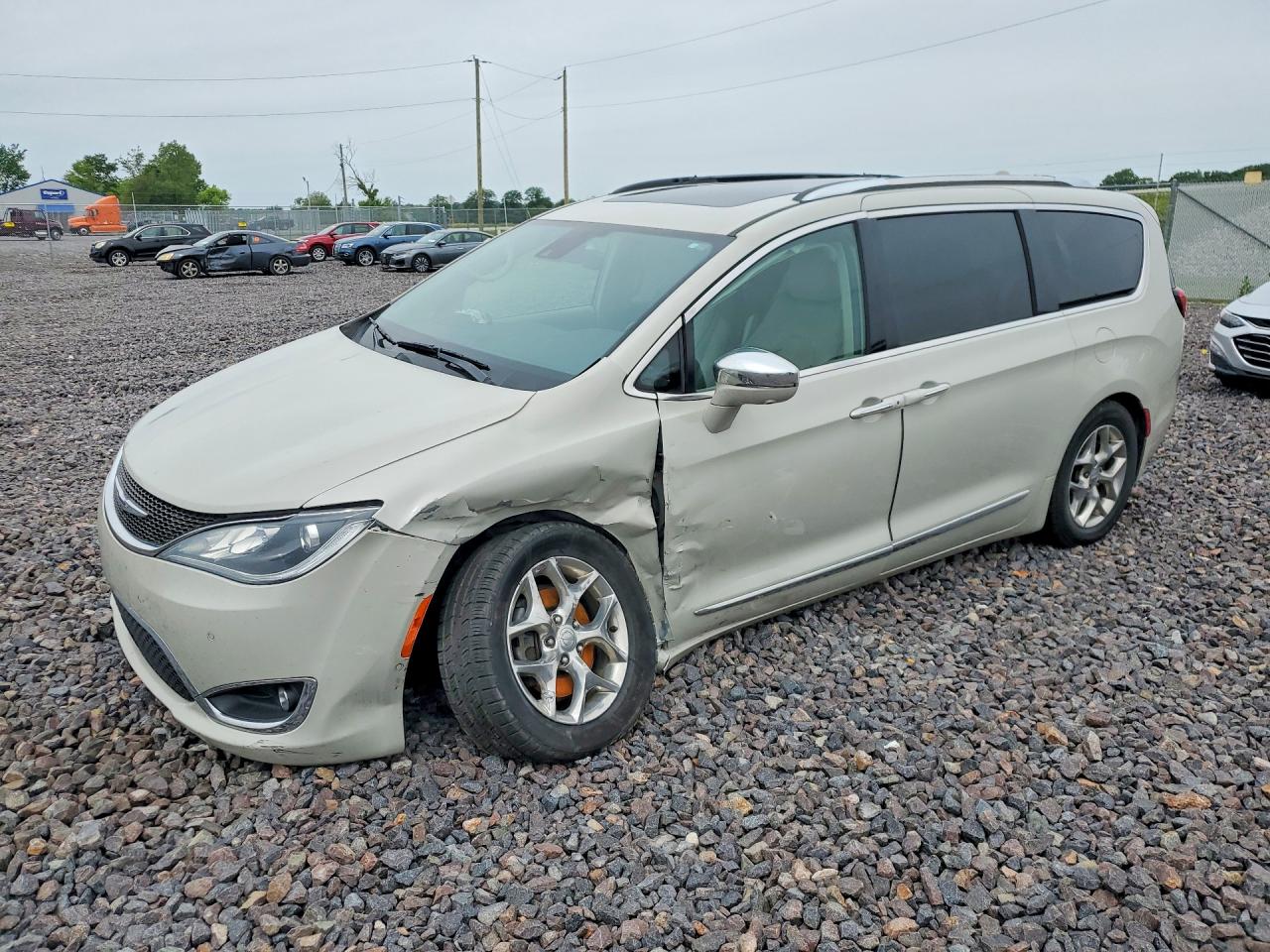 2019 Chrysler Pacifica Limited, VIN 2C4RC1GG6KR702369 — Перед