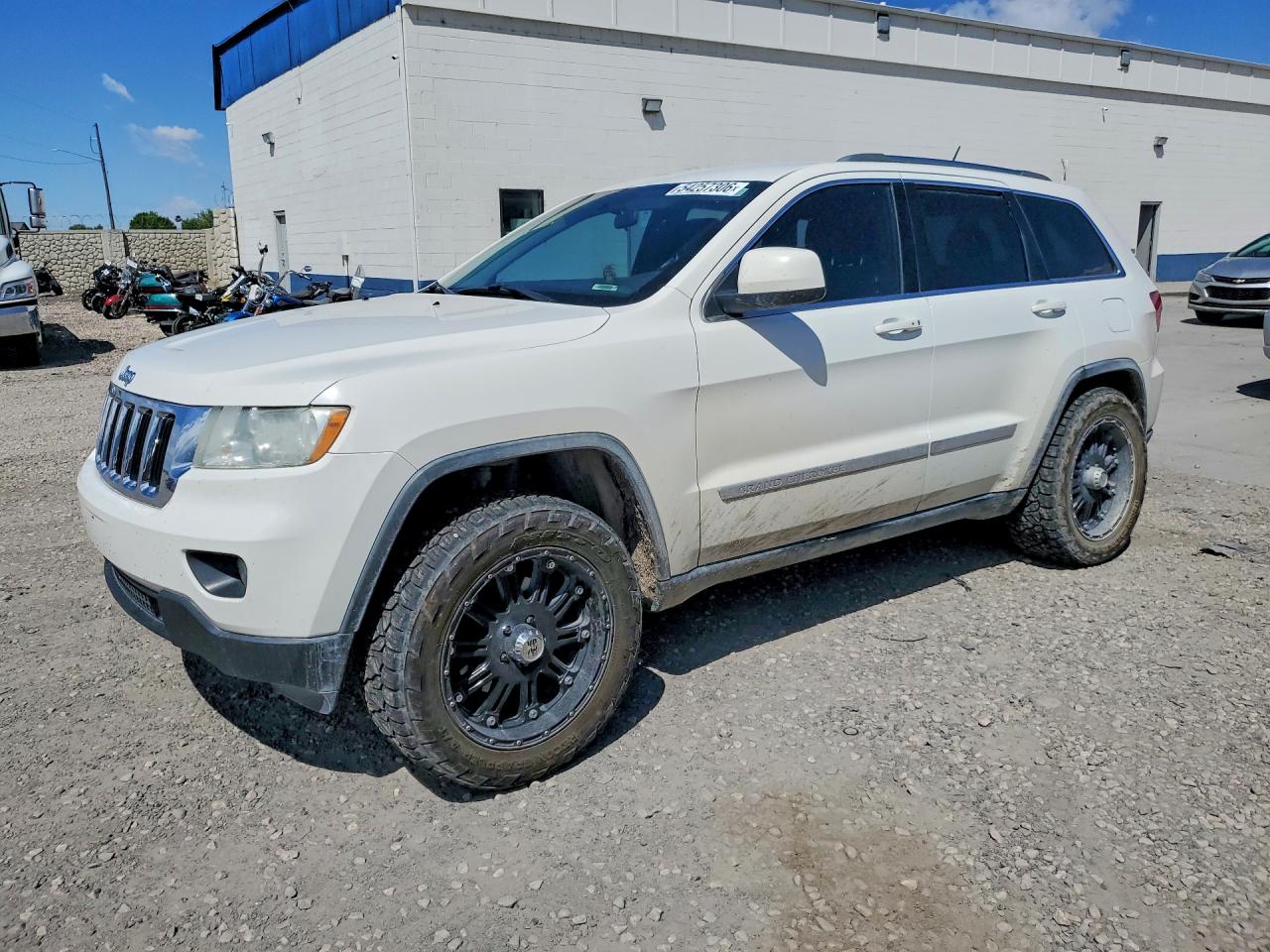 2011 Jeep Grand Cherokee Laredo, VIN 1J4RR4GG2BC654677 — Бок