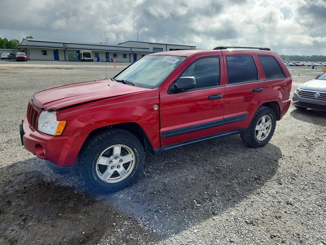 2005 Jeep Grand Cherokee Laredo, VIN 1J8HR48N85C556877 — Front end