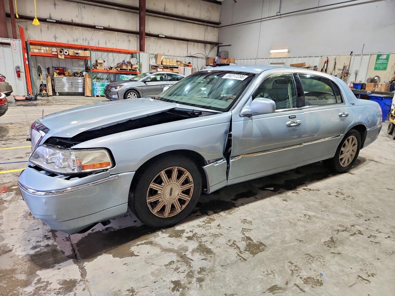 2011 Lincoln Town Car Signature Limited, VIN 2LNBL8CV5BX760608 — Front end