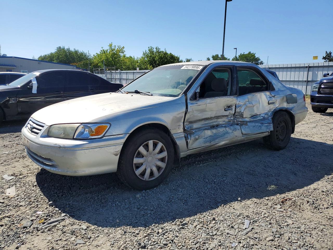 2000 Toyota Camry LE, VIN JT2BG22K5Y0526840 — Side