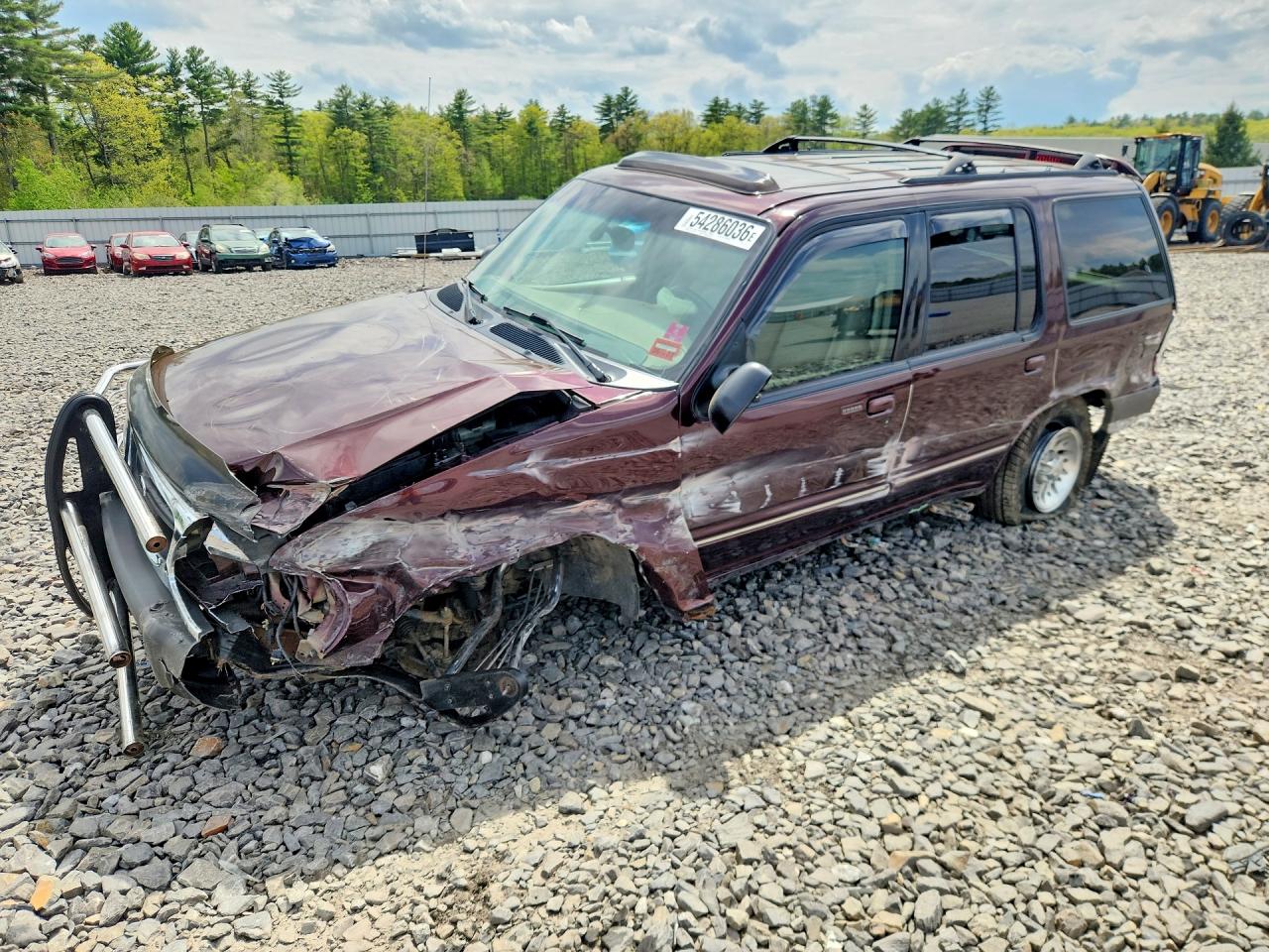 2000 Ford Explorer XLT, VIN 1FMZU73X2YZB24755 — Front end